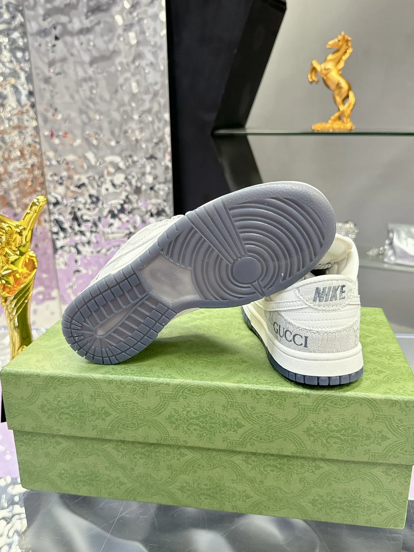 Men's shoes 💰580❤️❤️❤️ Gucci co-branded dunk Nike The latest official model 💓Gucci x Nike Dunk SB series 💓 Produced by Foshan Factory. The shoe body is made of off-white canvas as the main color, with an off-white leather frame overlay, making the shoe very versatile. The tongue is embroidered with yellow Gucci words, and the Swooshb on both sides of the shoe body The logo is embellished with sky blue, and the tongue is made of mesh material, which enhances breathability and is very versatile overall. The word Gucci on the lower side of the heel is decorated in 3D, the mini Nike Swoosh Logo on the side of the toe is embellished with sky blue embroidery, and the yellow Gucci brand name is printed on the heel to highlight the joint identity. Finally, an aged oxidized midsole and a blue outsole complete the overall design. Size: 35-45 Full set of Gucci packaging